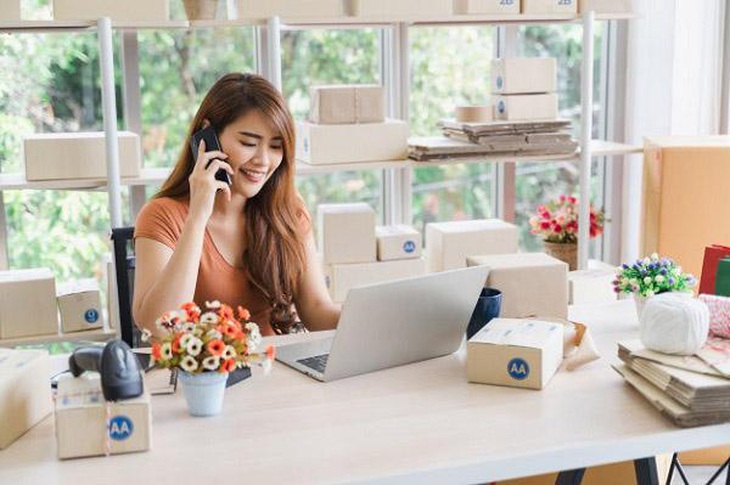 Tiếp nhận và quản lý đơn hàng là công việc của merchandise - Ảnh: Internet.