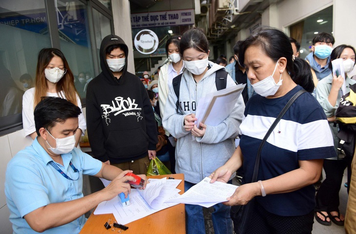 Tân sinh viên làm thủ tục nhập học tại Trường đại học Công nghiệp TP.HCM. Đây là một trong trường có rất ít khoản thu ngoài học phí - Ảnh: DUYÊN PHAN