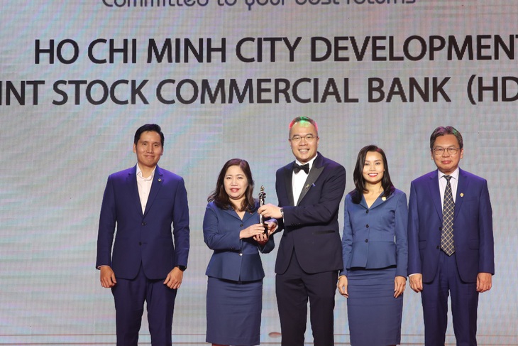 Ngân hàng tìm cách giữ chân nhân sự - Ảnh 1. HDBank là ngân hàng duy nhất 6 lần liên tiếp nhận giải “Nơi làm việc tốt nhất Châu Á - Best companies to work for in Asia” và là đơn vị duy nhất được vinh danh “Doanh nghiệp tiên phong chuyển đổi số” - Ảnh: HDB