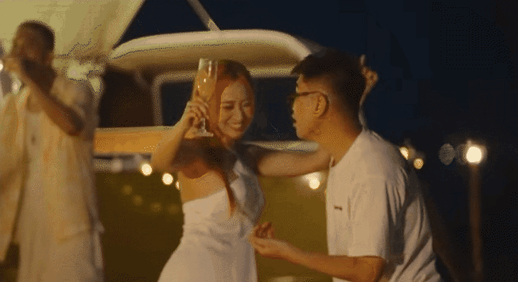 MV được lấy cảm hứng từ chuyến du lịch của BigDaddy - Emily và hội bạn thân MV được lấy cảm hứng từ chuyến du lịch của BigDaddy - Emily và hội bạn thân.