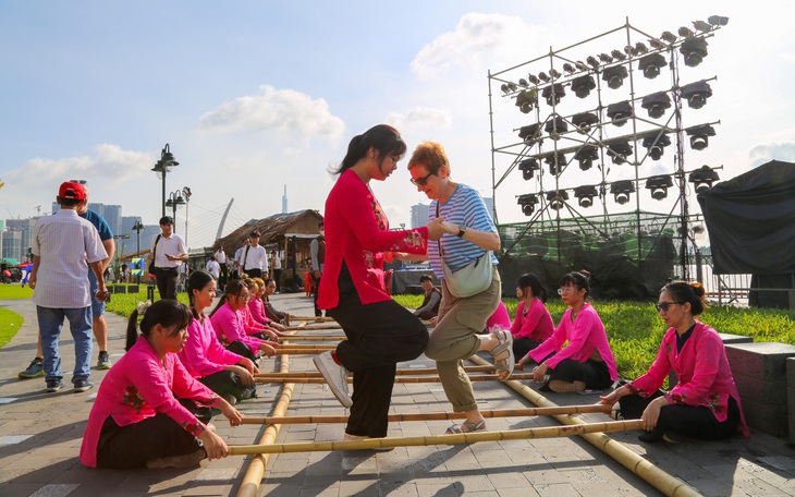 Nhảy sạp, đi cà kheo, nghe dân ca quan họ bên sông Sài Gòn