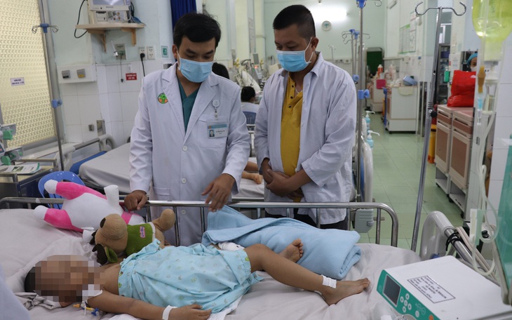 Nhi đồng 2 cứu trẻ bệnh tay chân miệng nguy kịch bằng ECMO