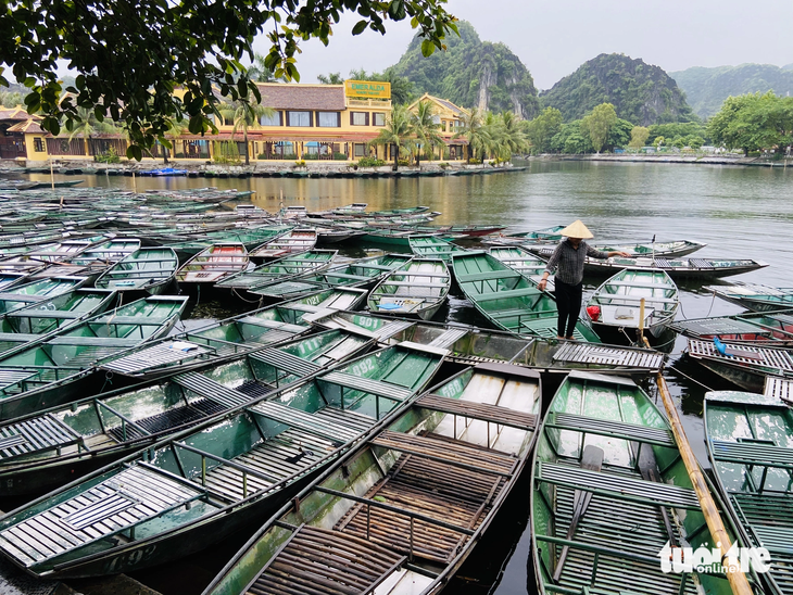 Bến thuyền Tam Cốc - Bích Động vắng bóng người lái đò - Ảnh: QUANG THẾ