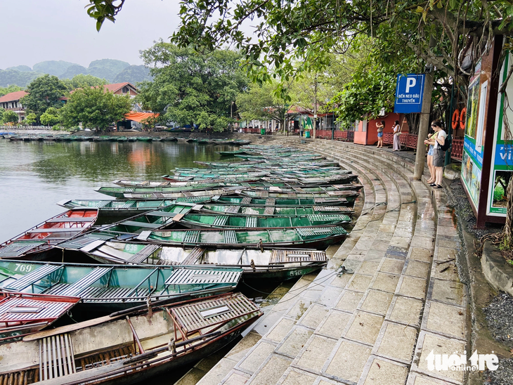 Gần một tháng nay, nhiều du khách đến Tam Cốc - Bích Động chưa được trải nghiệm ngồi đò tham quan danh thắng - Ảnh: QUANG THẾ