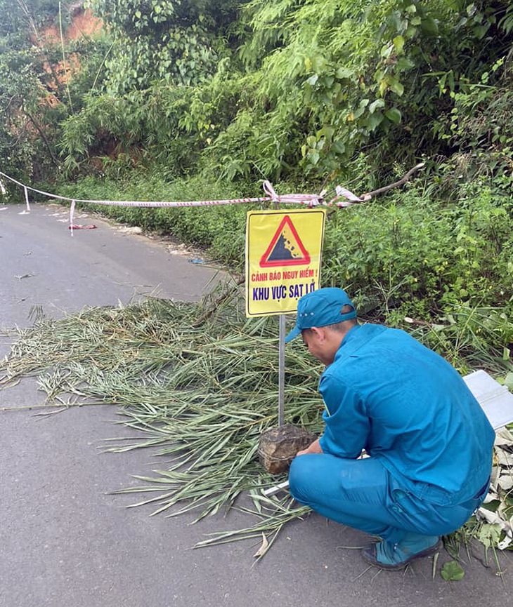 Lực lượng chức năng địa phương giăng dây, cắm biển cảnh báo nguy hiểm ở khu vực sạt lở - Ảnh: UBND xã Thống Nhất