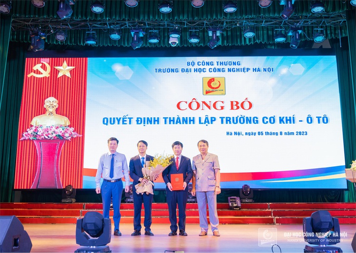 Lãnh đạo Trường đại học Công nghiệp Hà Nội trao quyết định thành lập Trường Cơ khí - Ô tô - Ảnh: Trường đại học Công nghiệp Hà Nội