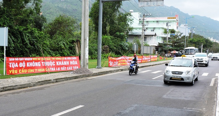 Nhiều người dân bị thu hồi đất cho Công ty TNHH Hoàn Cầu thực hiện dự án kinh doanh tại Sông Lô đã khiếu nại, tố cáo suốt hơn 21 năm đến nay vẫn chưa được giải quyết dứt điểm - Ảnh: PHAN SÔNG NGÂN