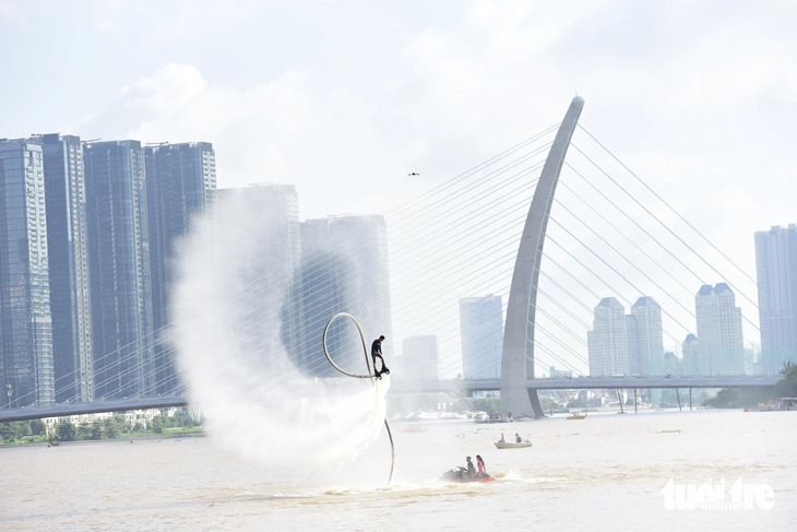 Trình diễn flyboard trên sông Sài Gòn, khu vực gần cầu Ba Son - Ảnh: LÊ PHAN