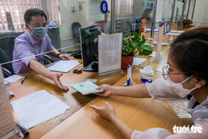 Chuyên gia khẳng định nguyên tắc của bảo hiểm xã hội là tiết kiệm khi có việc làm, thu nhập, tích lũy khi về già chứ không phải cứ khó khăn là rút một lần - Ảnh: NAM TRẦN