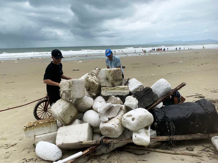 Các lực lượng tại huyện Cô Tô, tỉnh Quảng Ninh vẫn đang căng mình thu gom phao xốp để xử lý theo quy định - Ảnh: UBND huyện Cô Tô