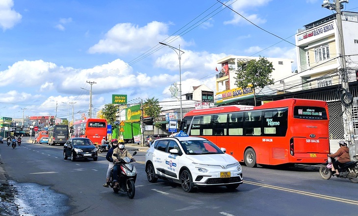 Quốc lộ 20 lâu nay gần như là con đường &quot;độc đạo&quot; để đi từ TP.HCM lên tỉnh Lâm Đồng. Mật độ xe cộ qua tuyến đường này rất đông, hầu như không có thời điểm nào vắng xe - Ảnh: QUÝ ĐÔN