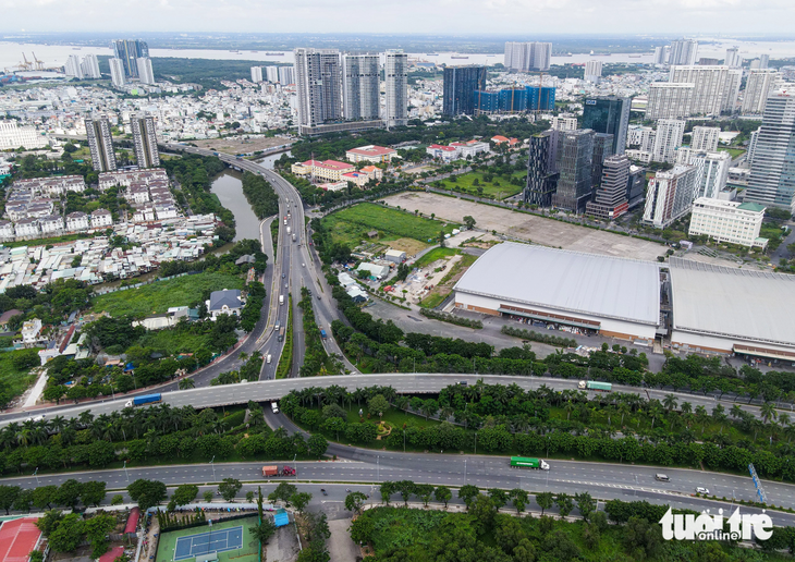 Dự án đường dẫn có các thành phần đường vành đai phía đông từ cầu Phú Mỹ đến cầu Rạch Chiếc, đường trên cao nối từ nút giao thông khu A Nam Sài Gòn đến cầu Phú Mỹ, nút giao thông khu A Nam Sài Gòn - Ảnh: CHÂU TUẤN