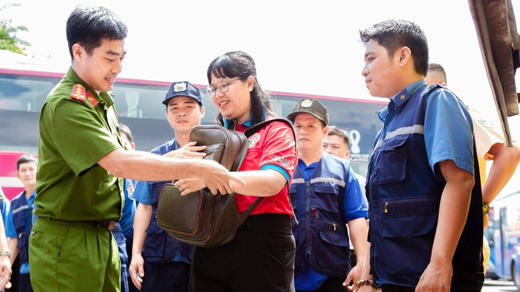 Tập huấn đội hình phản ứng nhanh đảm bảo an ninh trật tự tại bến xe An Sương (huyện Hóc Môn) và bến xe Ngã Tư Ga (quận 12) - Ảnh: THÀNH ĐOÀN