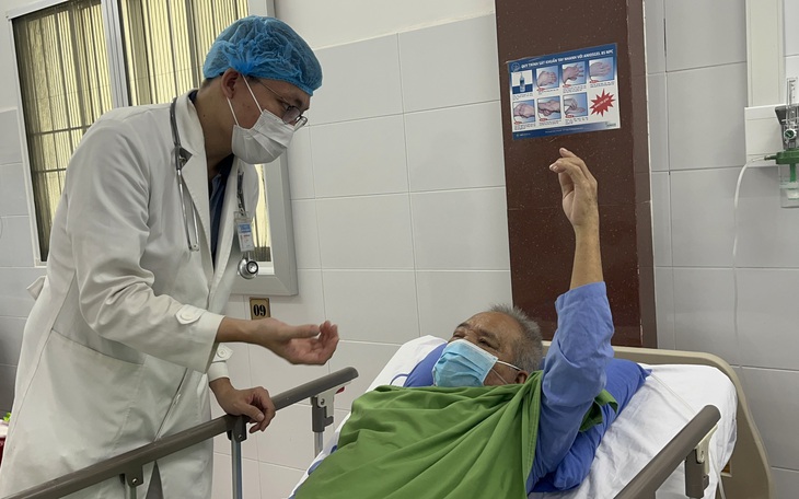 Cứu người vừa bị nhồi máu cơ tim vừa bị đột quỵ não