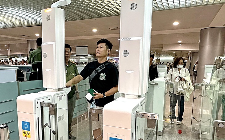 Sân bay sắp bỏ quầy check-in từng hãng, khách thấy quầy nào vắng thì vào