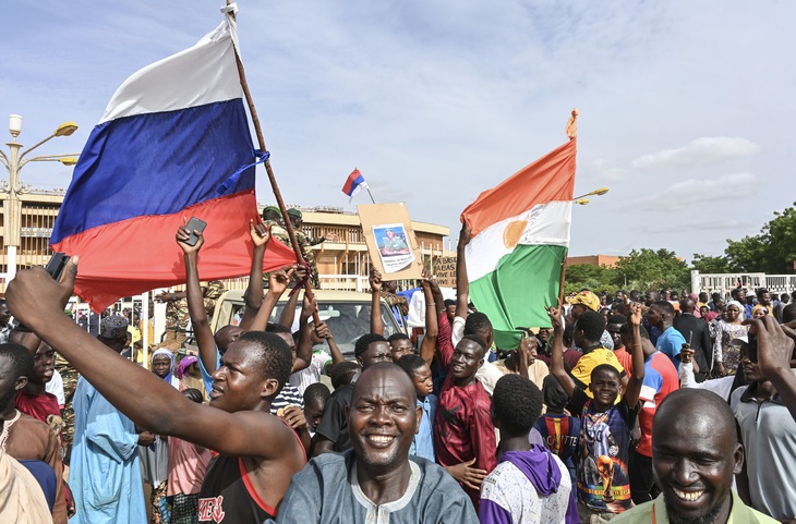 Những người ủng hộ đảo chính xuống đường ở Niamey, Niger, ngày 6-8, hạn chót mà các nước Tây Phi đặt ra cho chính quyền quân sự nước này từ bỏ quyền lực - Ảnh: AFP