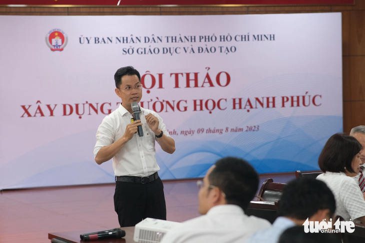 TS Bùi Hồng Quân - khoa tâm lý, Trường đại học Sư phạm TP.HCM - cho biết xây dựng trường học hạnh phúc đảm bảo các tiêu chí yêu thương, an toàn và tôn trọng - Ảnh: NGỌC PHƯỢNG