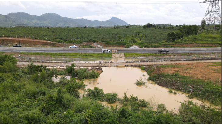 Vị trí ngập trên cao tốc Phan Thiết - Dầu Giây ngày 29-7 - Ảnh: ĐỨC TRONG