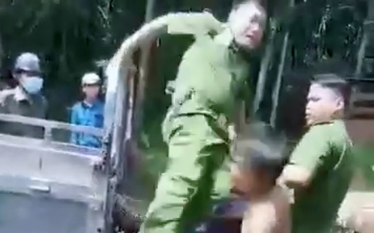 Đề nghị tạm đình chỉ trưởng công an xã "mày tao", hành hung dân