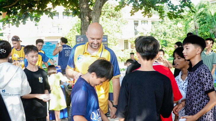 HLV Predrag Lukic tại Làng trẻ em SOS Nha Trang - Ảnh: VBA