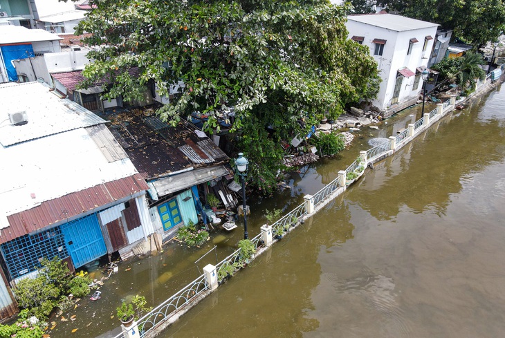 Đoạn kè Thanh Đa (phường 25, quận Bình Thạnh) bị sạt lở hàng trăm mét - Ảnh: CHÂU TUẤN