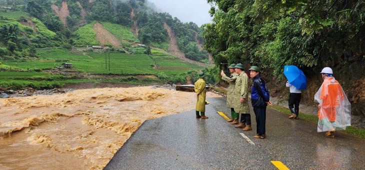 Xã Khao Mang và xã Hồ Bốn huyện Mù Cang Chải, tỉnh Yên Bái bị thiệt hại nặng nề, giao thông tê liệt. Ngày 7-8 Ban Chỉ huy phòng chống thiên tai và tìm kiếm cứu nạn Công ty Điện lực Yên Bái đang có mặt tại huyện Mù Cang Chải để chỉ đạo công tác khắc phục hậu quả thiên tai - Ảnh: EVNNPC