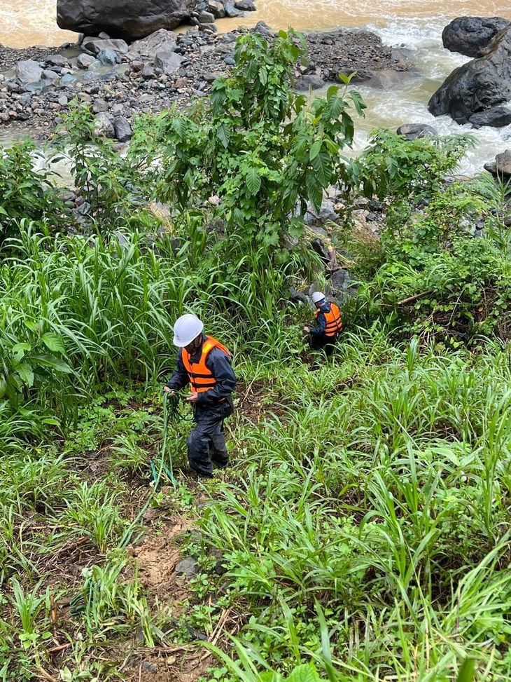 Với tinh thần chủ động và nỗ lực hết mình, Tổng công ty Điện lực miền Bắc đã và đang nỗ lực tiếp cận hiện trường, tổ chức khắc phục ngay các sự cố, để có thể cấp điện trở lại sớm nhất cho khách hàng - Ảnh: EVNNPC