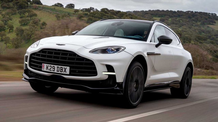 4. Aston Martin DBX707. Tốc độ tối đa: 311km/h, khả năng tăng tốc từ 0 - 96km/h: 3,1 giây. DBX707 có khả năng tăng tốc bằng bản Cayenne nhanh nhất nhưng tốc độ tối đa trội hơn khá đáng kể. Đây cũng là SUV chạy động cơ nhanh nhất toàn cầu ở thời điểm hiện tại - Ảnh: Motor1