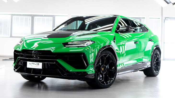 7. Lamborghini Urus Performante. Tốc độ tối đa: 306km/h, khả năng tăng tốc từ 0 - 96km/h: 3,3 giây. Bản hiệu suất cao của Urus giữ nguyên tốc độ tối đa nhưng giảm nhẹ thời gian tăng tốc và gần như có thông số bằng chằn chặn với đối thủ đồng hương xếp ngay trên - Ảnh: Motor1