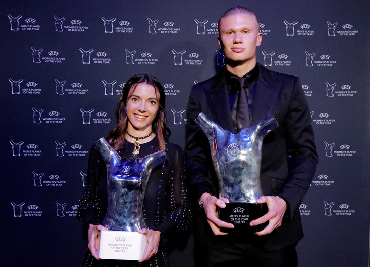 Aitana Bonmati và Erling Haaland với danh hiệu &quot;Cầu thủ nam và nữ xuất sắc nhất năm&quot; của UEFA - Ảnh: UEFA