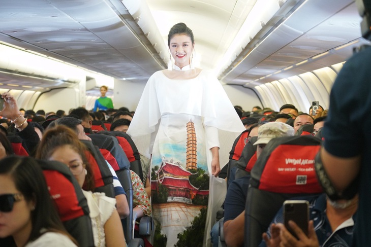 Tà áo dài được trình diễn ở độ cao 10.000m. Ảnh: VIETJET