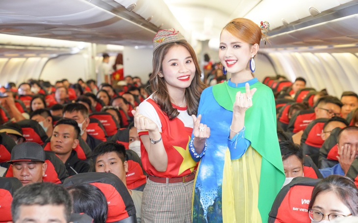 Kỷ niệm Quốc khánh ở độ cao 10.000m trên tàu bay Vietjet