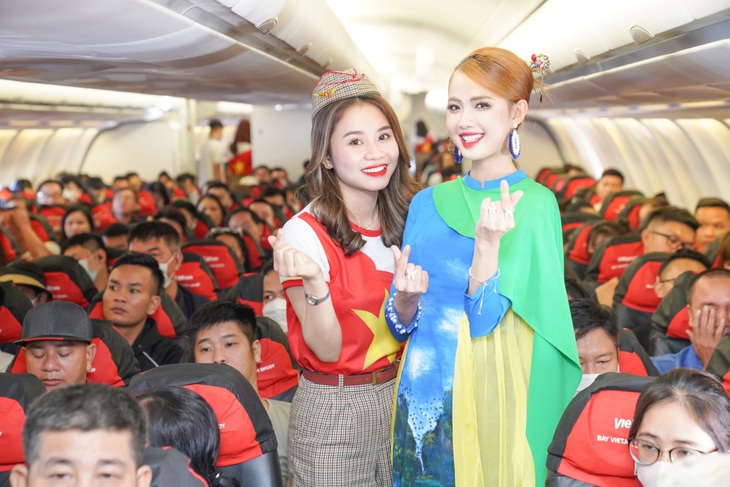 Tà áo dài được trình diễn ở độ cao 10.000m. Ảnh: VIETJET