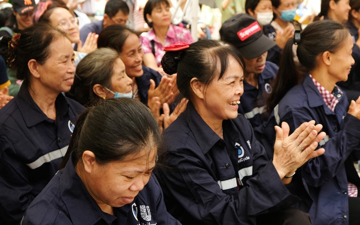 Nghề ve chai cao quý như những nghề khác