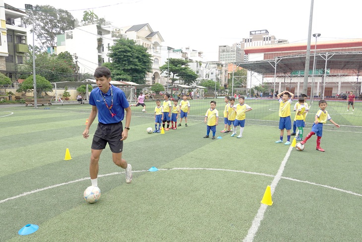 Ngoài việc cho con theo học các môn kiến thức, nhiều cha mẹ cũng đầu tư vào các môn năng khiếu như nhạc, họa, đặc biệt là thể thao để trang bị cho con tốt hơn. Trong ảnh: một lớp học năng khiếu bóng đá tại Q.5, TP.HCM - Ảnh minh họa: NHƯ HÙNG