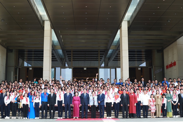 Chủ tịch Quốc hội Vương Đình Huệ và lãnh đạo Đảng, Nhà nước chụp hình lưu niệm với các đại biểu 'Quốc hội trẻ em' lần thứ nhất, năm 2023 - Ảnh: BẢO KHANH