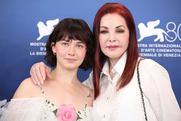 Nữ diễn viên Cailee Spaeny và bà Priscilla Presley - nguyên mẫu của cô cho phim Priscilla - Ảnh: WireImage