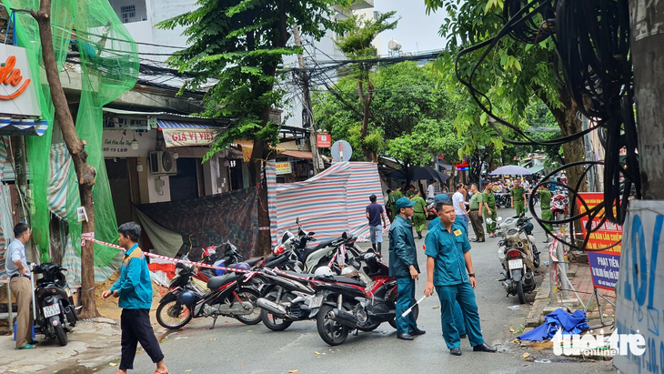 Lực lượng chức năng phong tỏa, khám nghiệm hiện trường, điều tra nguyên nhân vụ cháy - Ảnh: MINH HÒA