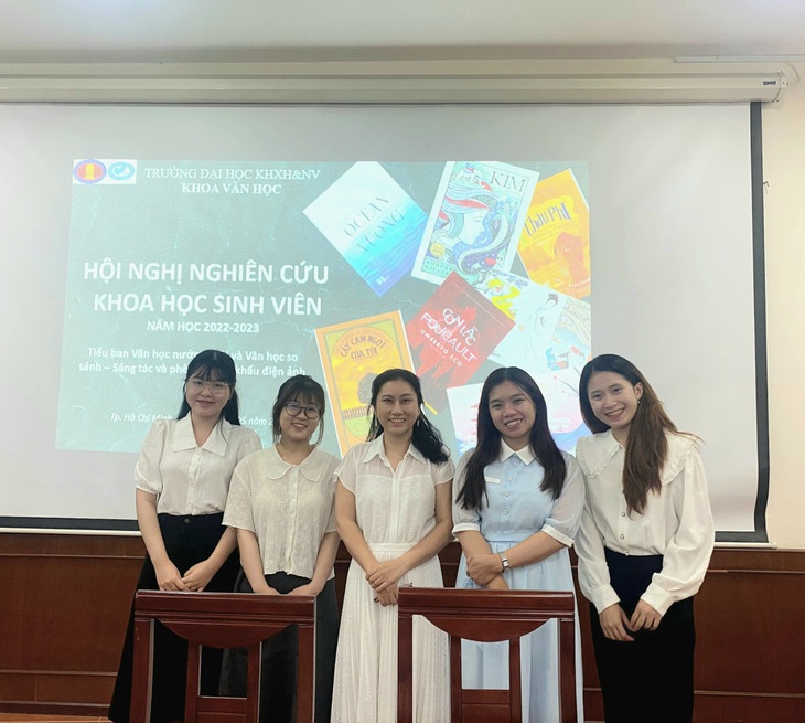 Phương Du (bìa trái) tại Trường đại học Khoa học Xã hội và Nhân văn (Đại học Quốc gia TP.HCM) - Ảnh: NVCC