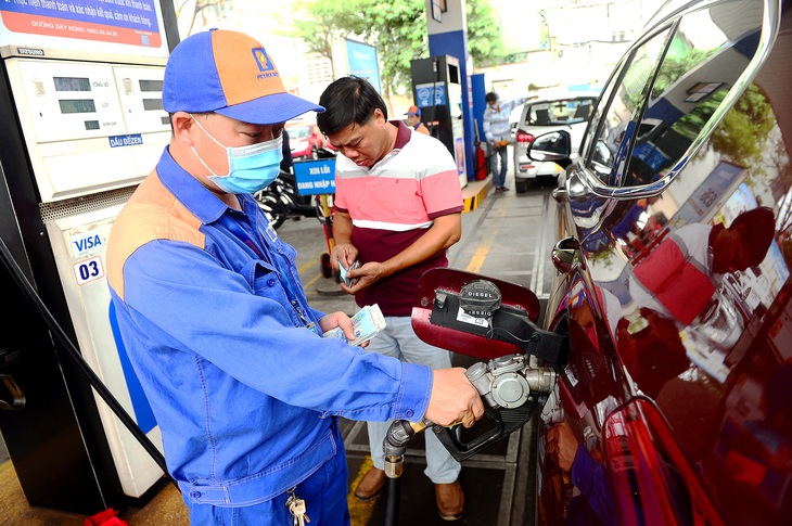 Điều chỉnh giá bán lẻ xăng dầu - Ảnh: QUANG ĐỊNH