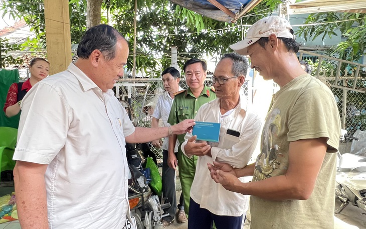 Hai cha con chạy ghe lúa cứu em bé từ trên cầu rơi xuống sông