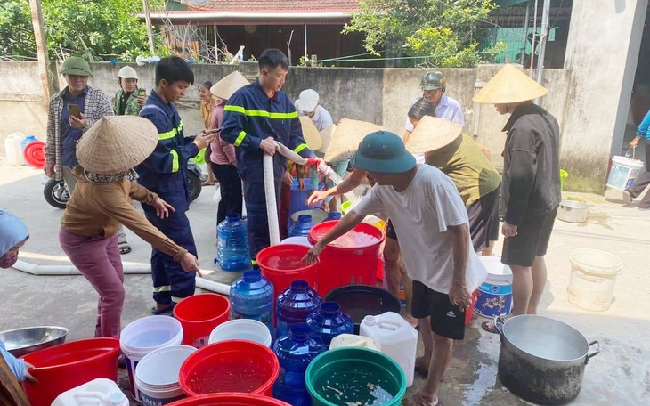 Điều xe cứu hỏa cấp nước sạch 'giải khát' cho bà con Hồng Lĩnh