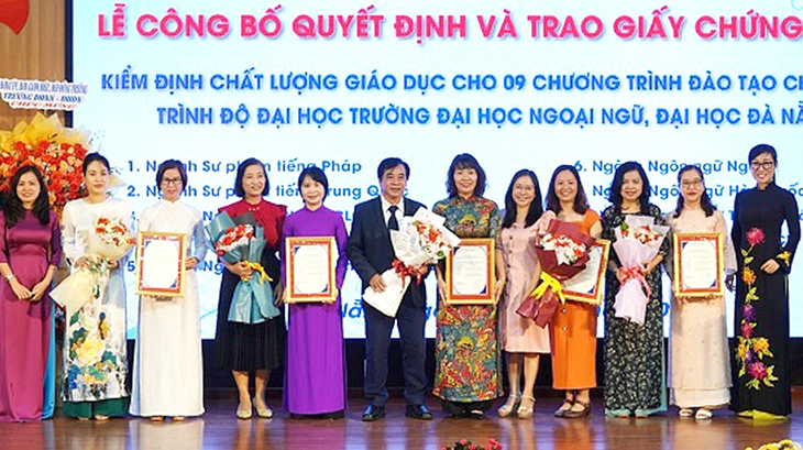 Trường ĐH Ngoại ngữ (ĐH Đà Nẵng) được trao chứng nhận đạt tiêu chuẩn chất lượng các chương trình đào tạo đại học ngày 8-9 - Ảnh: N.T