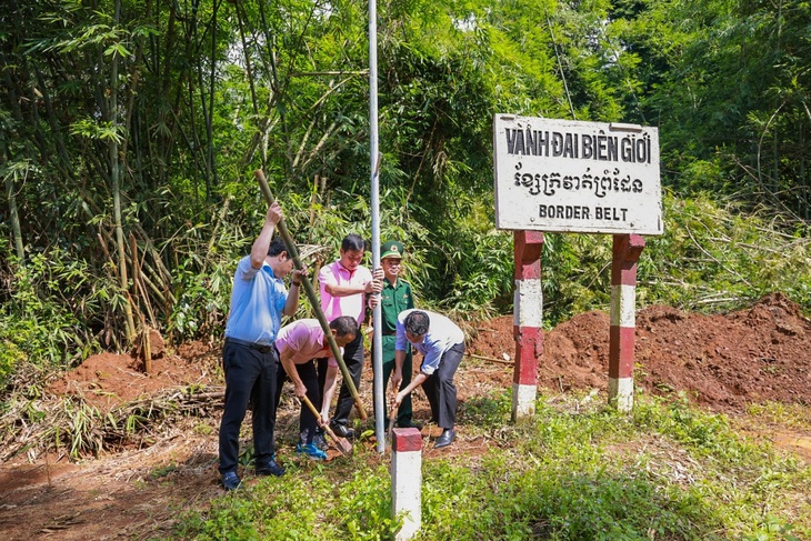 C.P. Việt Nam bàn giao công trình “Ánh sáng biên cương” cho Đồn Biên phòng tại Bình Phước - Ảnh 2.