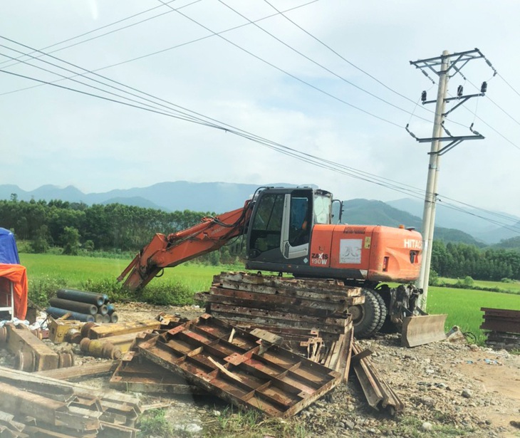 Máy múc được huy động để làm đường tạm cùng với nhiều vật giống cốt pha tập kết đến khu vực cầu Trại Thụ, xã Tràng Lương, thị xã Đông Triều, Quảng Ninh dù chưa biết đơn vị trúng thầu là ai - Ảnh: Người dân cung cấp 