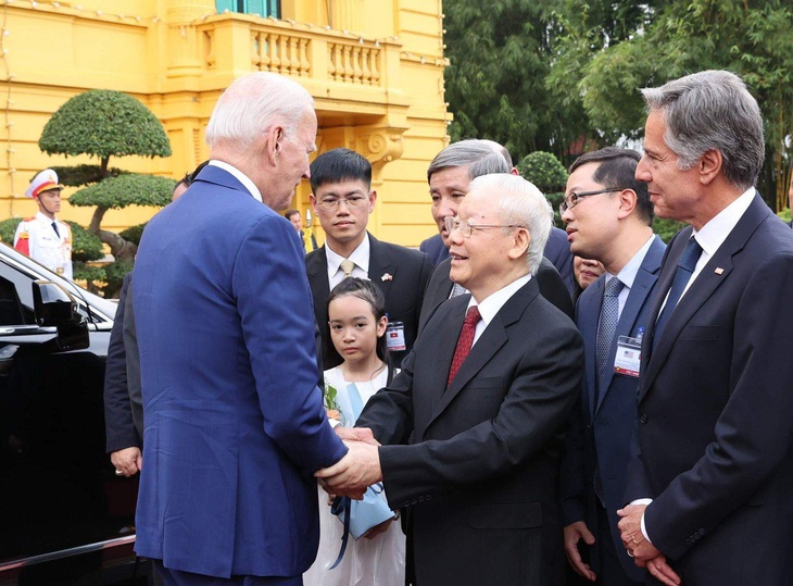 Tổng bí thư Nguyễn Phú Trọng gặp Tổng thống Mỹ Joe Biden. Đứng kế bên là bé Nhã An đang cầm bó hoa - Ảnh gia đình cung cấp