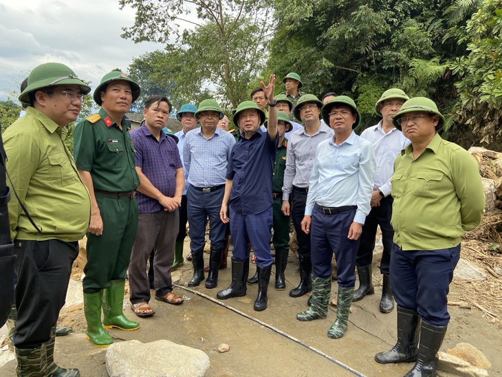 Phó thủ tướng Trần Hồng Hà chỉ đạo khắc phục lũ quét tại xã Liên Minh, thị xã Sa Pa, chiều 13-9 - Ảnh: TUẤN NGUYỄN