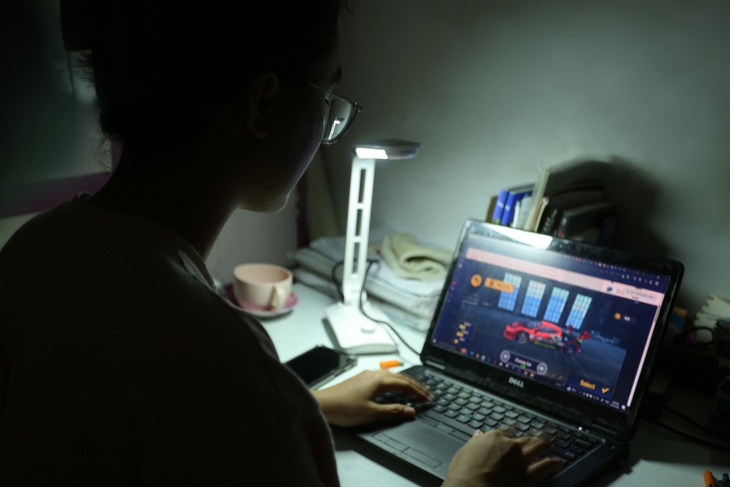 Những sinh viên thức dậy lúc… giữa trưa - Ảnh 1. Bạn U. thường thức đêm chơi game khi cảm thấy khó ngủ và không có bài tập trên lớp - Ảnh: THÙY LINH