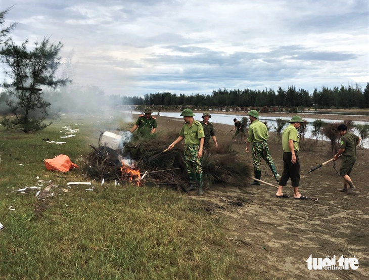 Các dụng cụ dùng bắt chim trời bị phát hiện đều được lực lượng chức năng tiêu hủy - Ảnh: L.M.