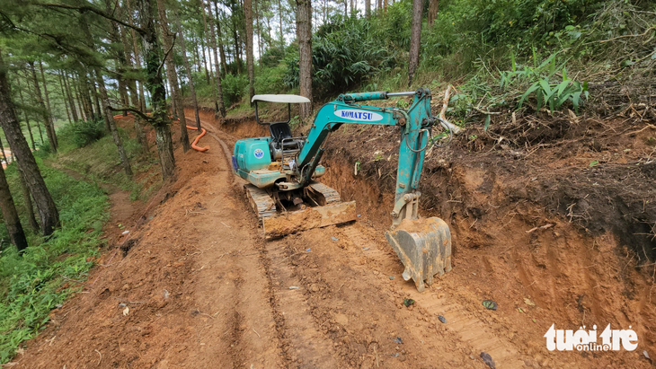 Xe máy xúc vẫn còn ở hiện trường vụ mở đường trái phép trong khu du lịch quốc gia hồ Tuyền Lâm - Ảnh: M.V